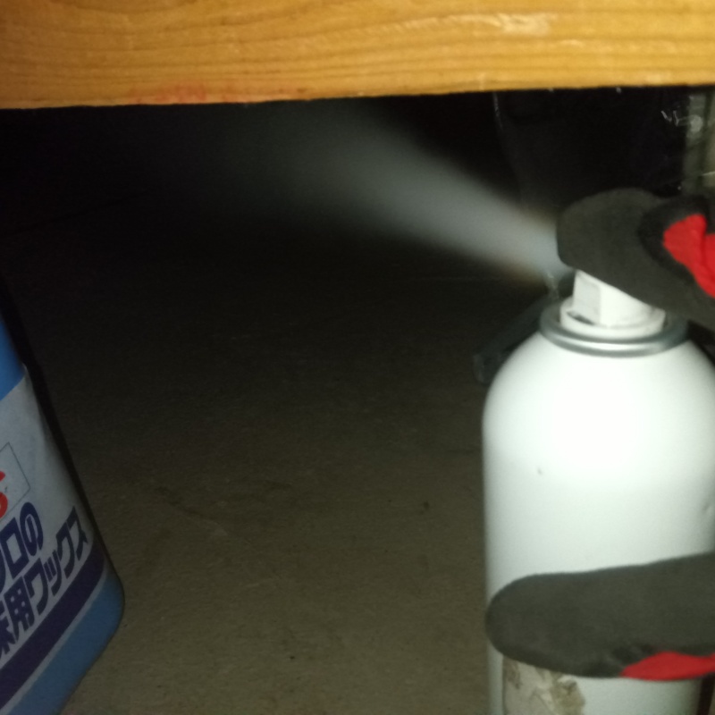 屋根裏に忌避剤を散布する様子