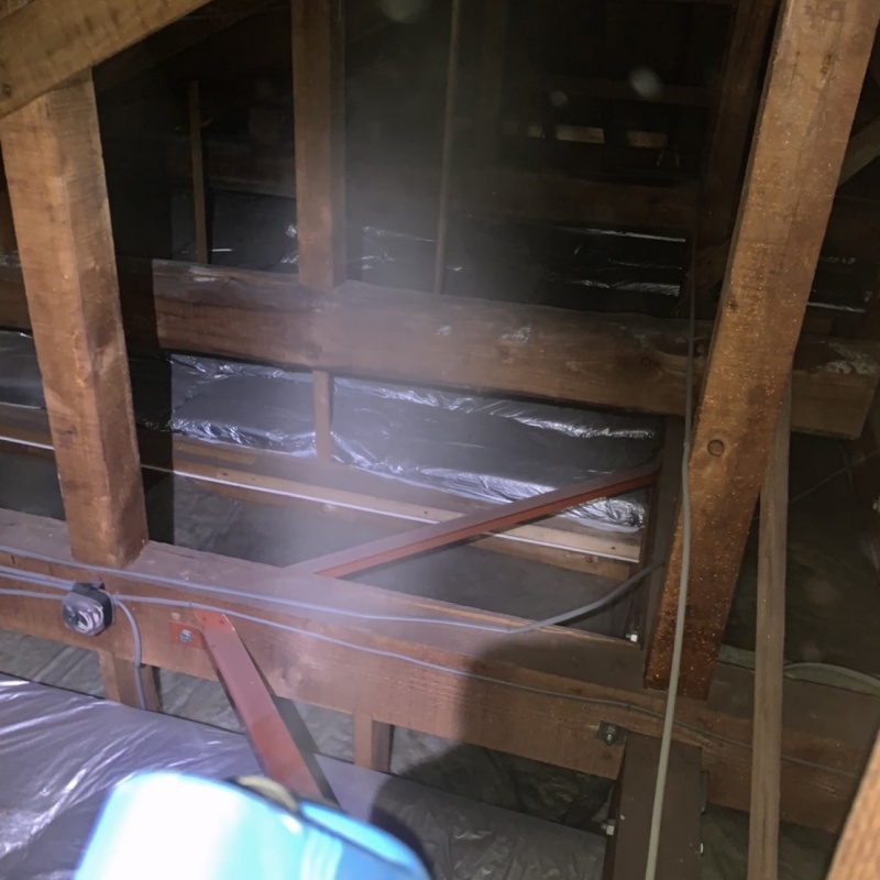 屋根裏に除菌・消臭剤を散布する様子