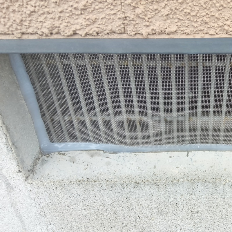 床下換気口のすき間をふさいだ様子