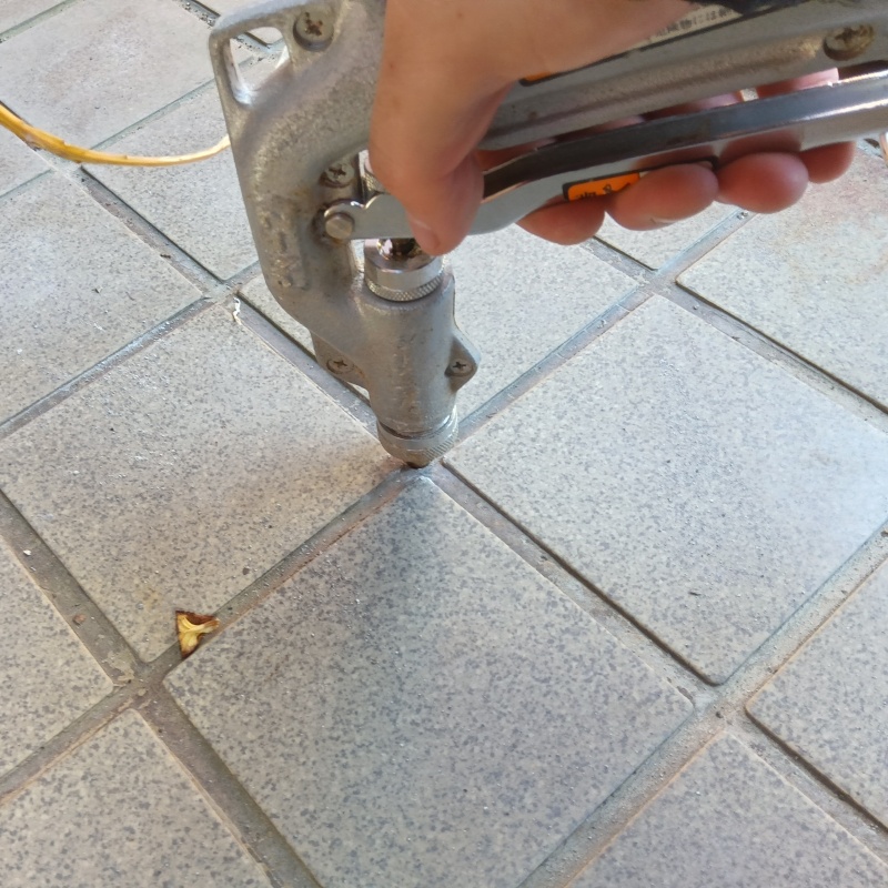 玄関の床に防蟻剤を注入する様子