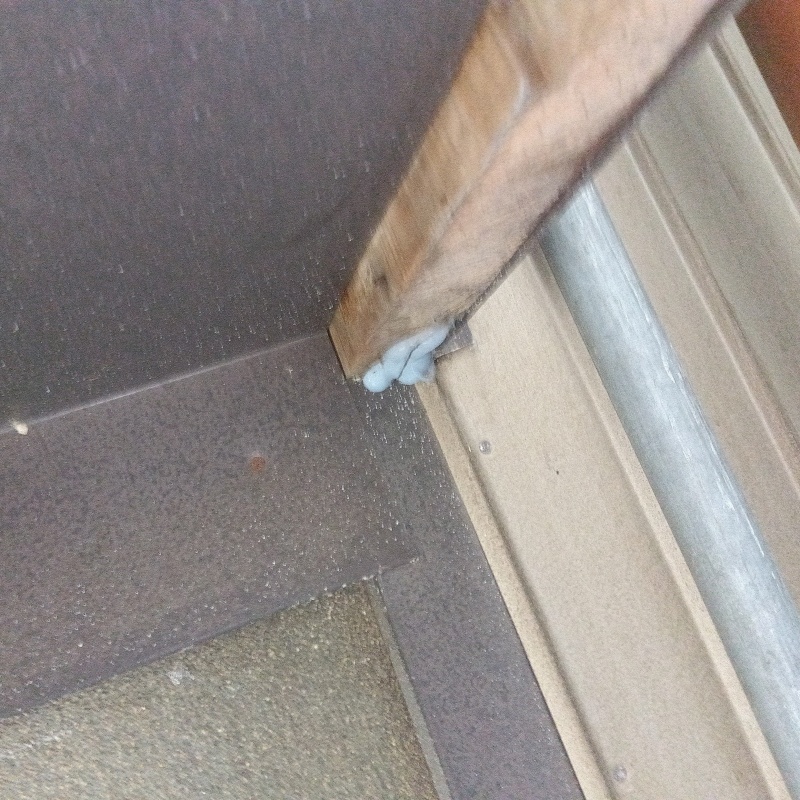 柱部分のすき間をふさいだ様子