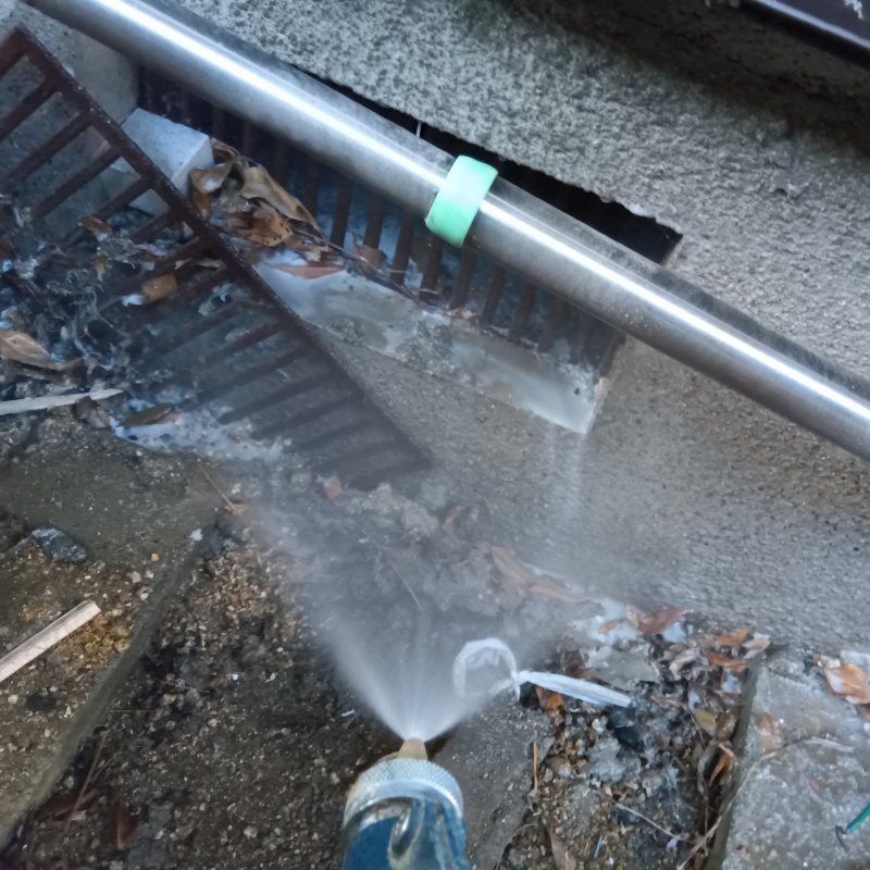 基礎まわりに防蟻剤を散布する様子