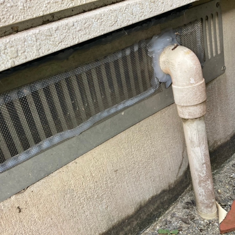 床下換気口に金網を設置した様子