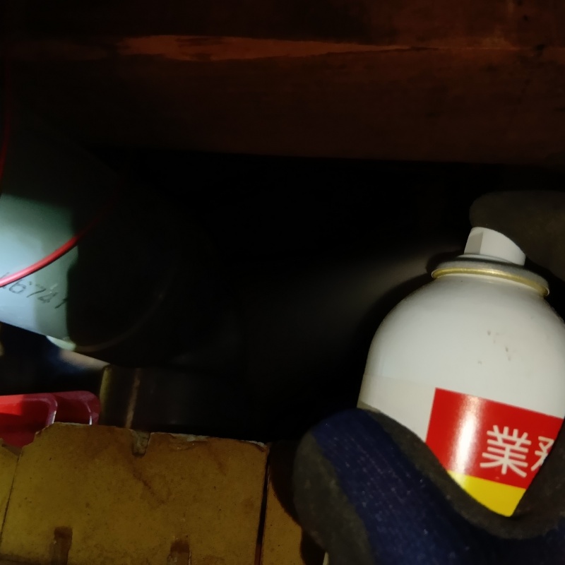 屋根裏に忌避剤を散布する様子