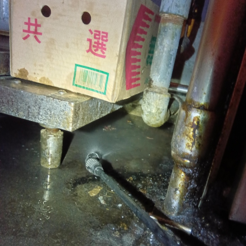 店内に除菌・消臭剤を散布する様子
