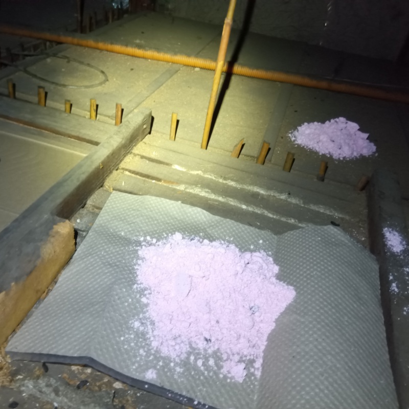 屋根裏に殺鼠剤を設置した様子