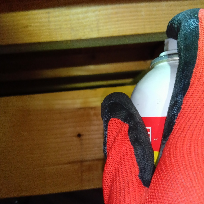 忌避剤を吹き付けている様子