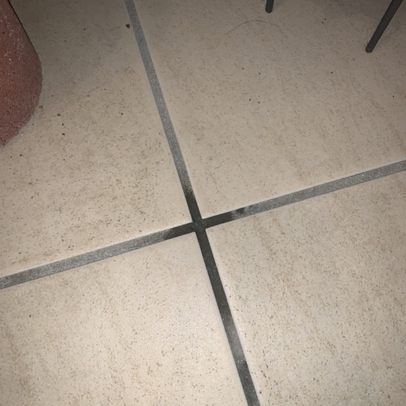 開けた穴をパテで補修