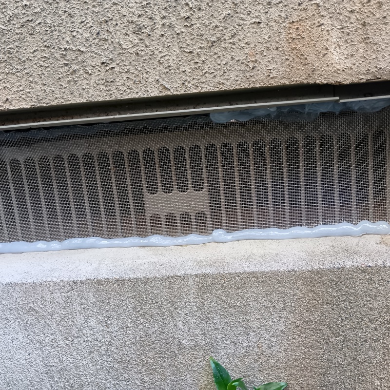 金網で侵入経路を封鎖