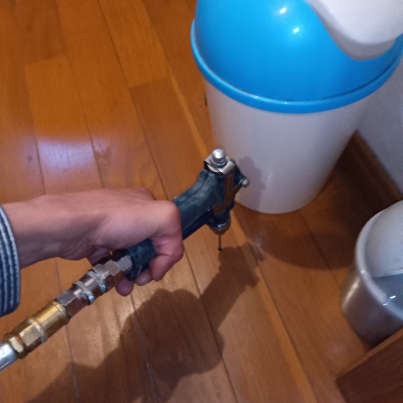 室内フローリングにシロアリ駆除剤を注入