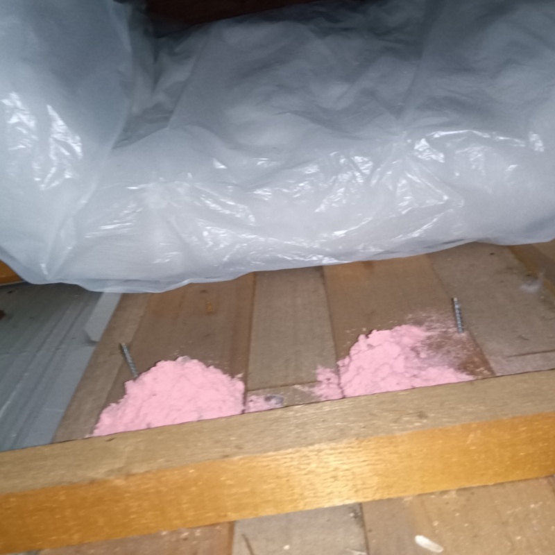 殺鼠剤を仕掛けている様子