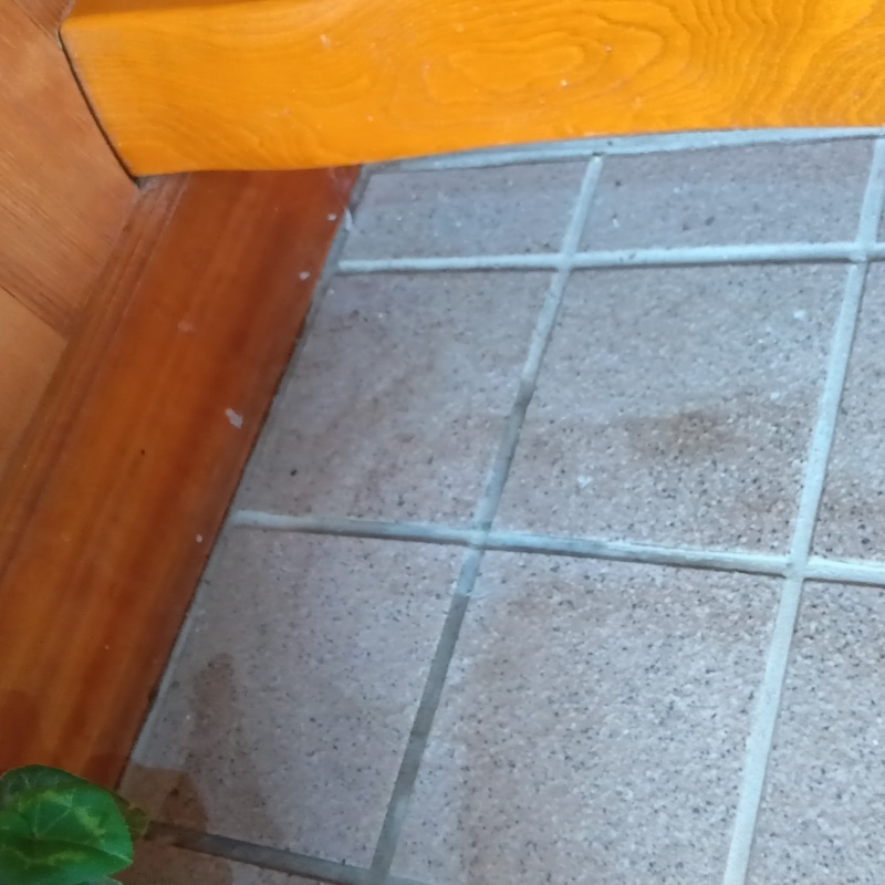 開けた穴をパテで補修