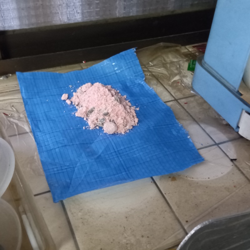 ブルーシートの上に殺鼠剤を設置