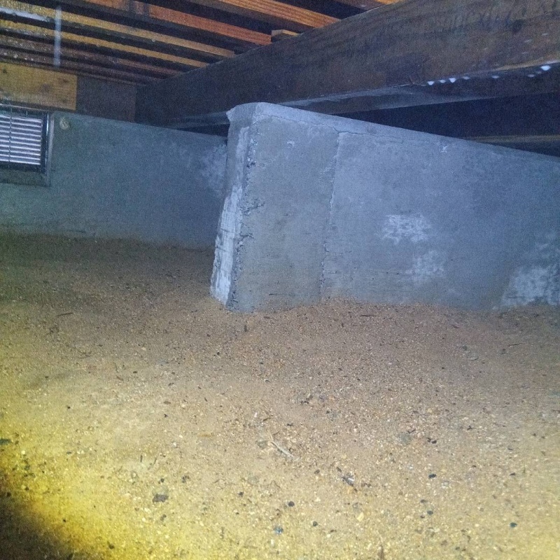 床下の土壌にシロアリ駆除剤を散布した様子