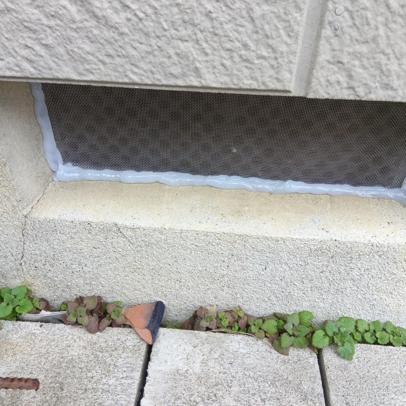 金網で侵入経路を封鎖
