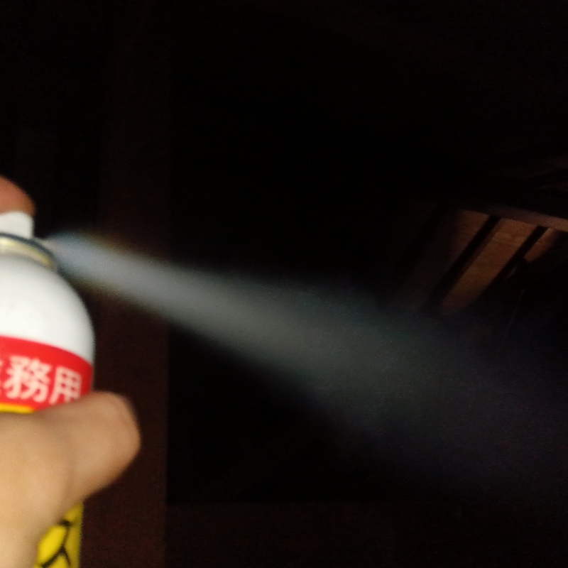 忌避剤を吹き付けている様子