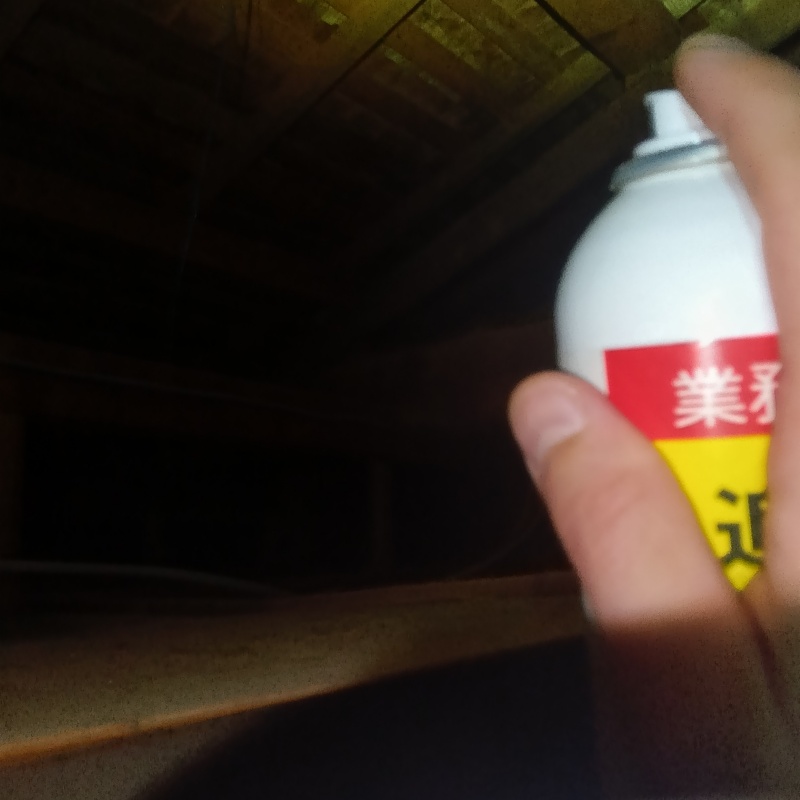 天井裏に忌避剤を散布