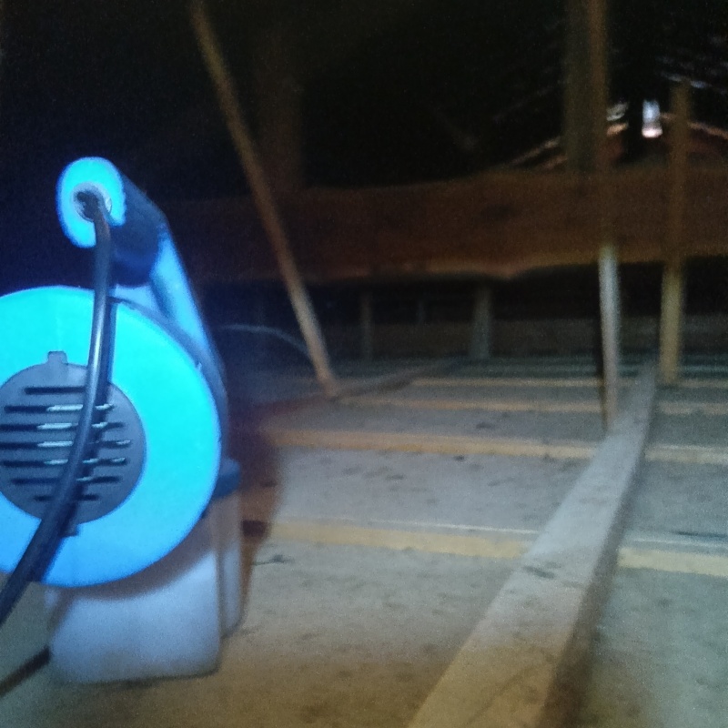 天井裏を噴霧器で除菌・消臭
