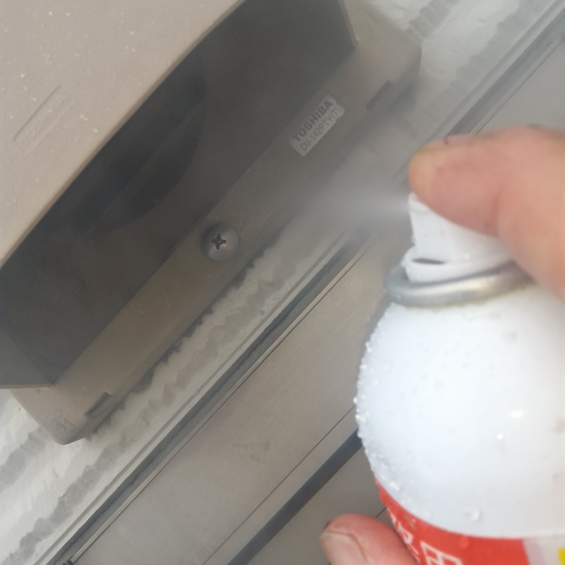 忌避剤を吹き付けている様子