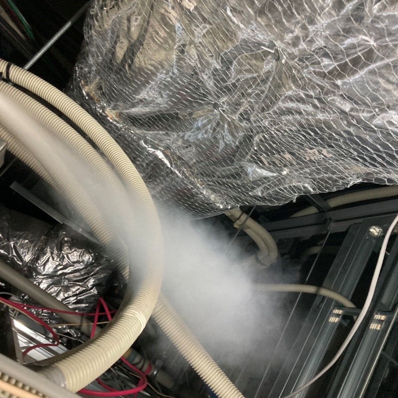 忌避剤を吹き付けている様子