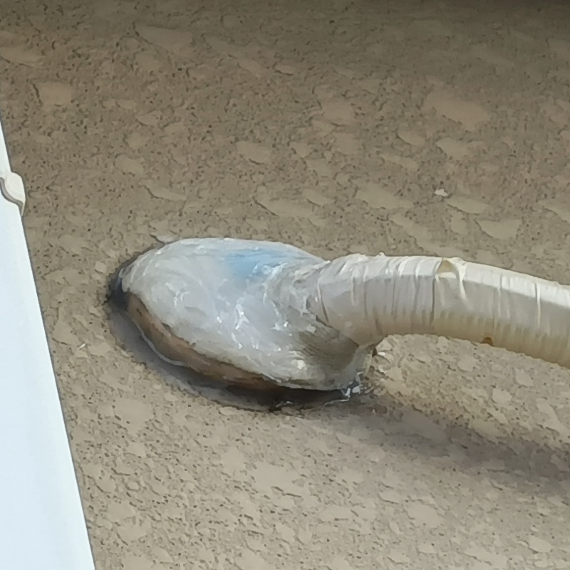 壁のすき間をパテで封鎖
