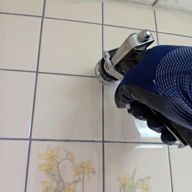 トイレの壁にシロアリ駆除剤を注入する様子