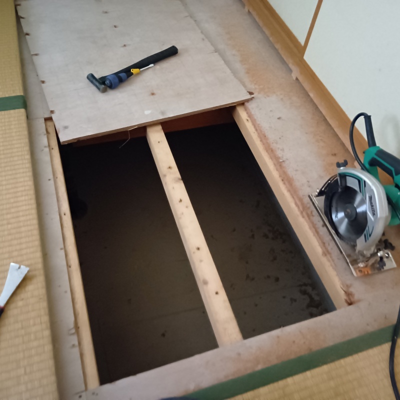 床下点検口を作成する様子