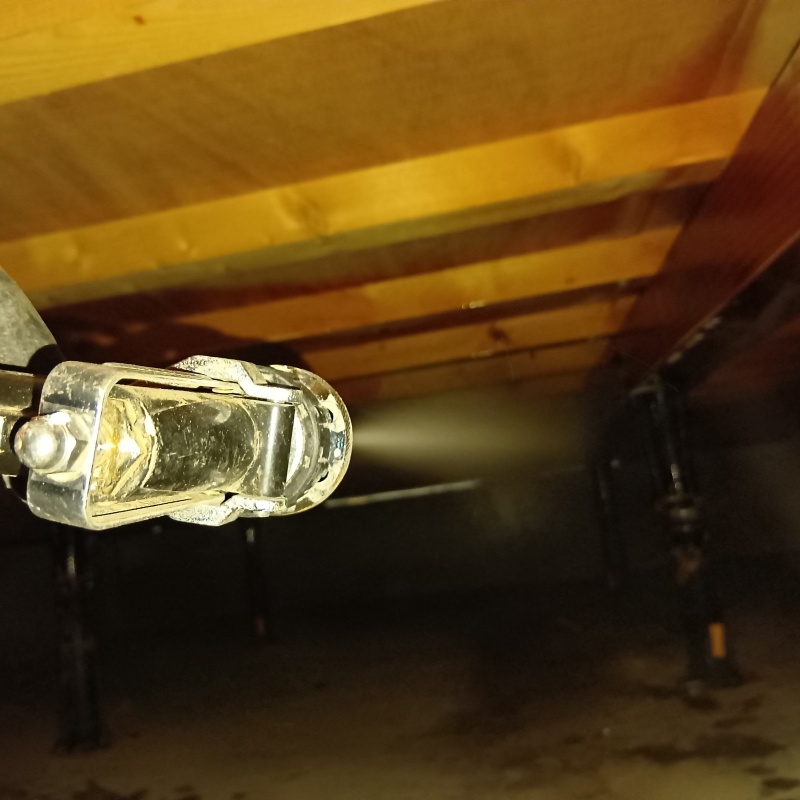 床下の木材にシロアリ駆除剤を散布する様子