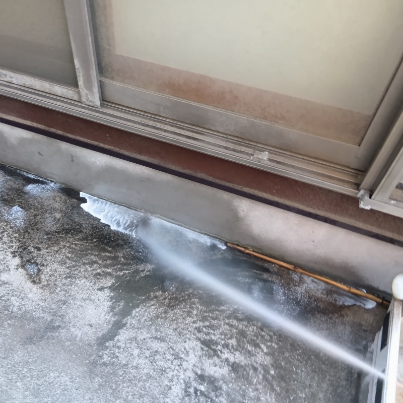 基礎まわりにシロアリ駆除剤を散布する様子