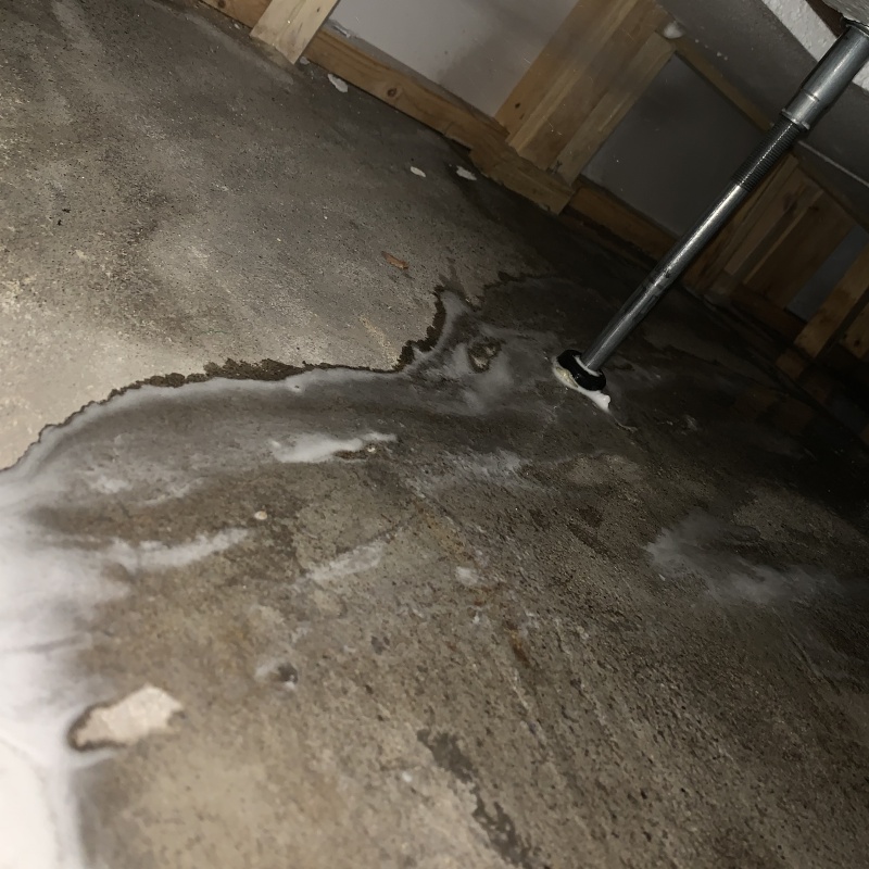 床下の土壌にシロアリ駆除剤を散布する様子