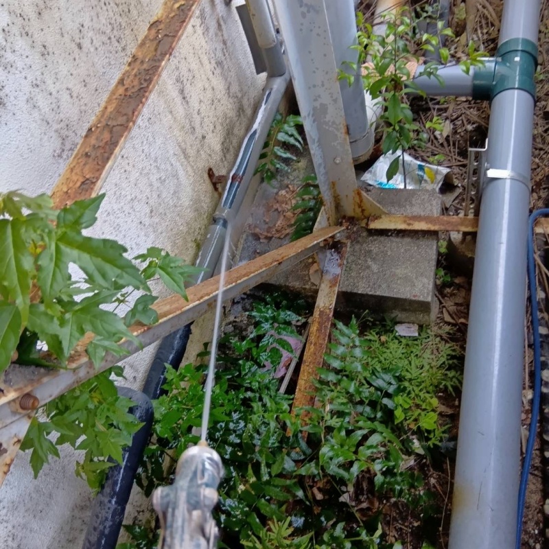 基礎まわりにシロアリ駆除剤を散布する様子
