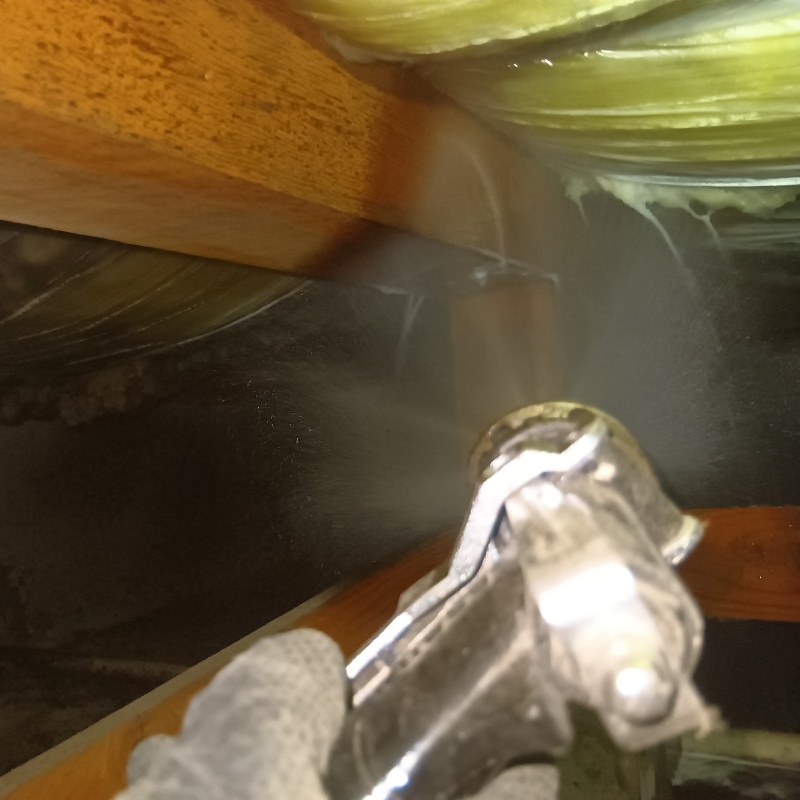 床下の木材にシロアリ駆除剤を散布する様子