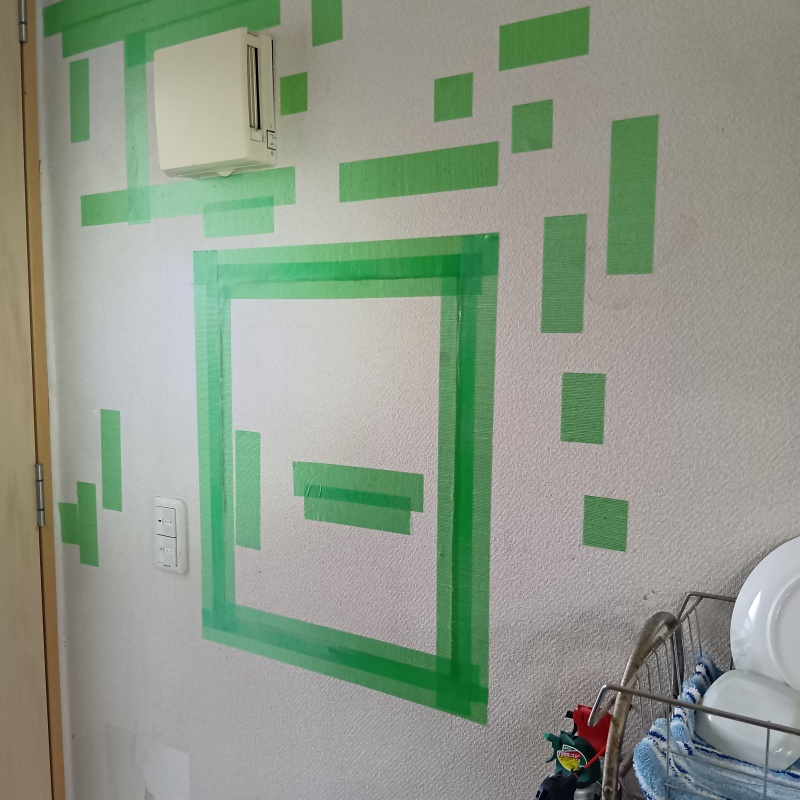 壁に点検口を作成する様子