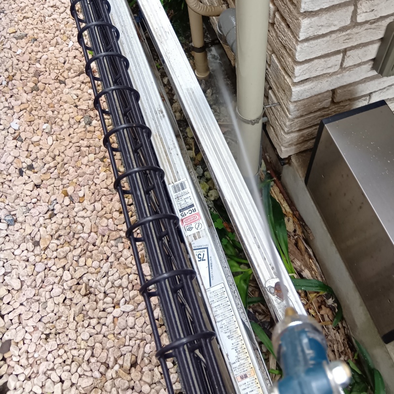 基礎まわりにシロアリ駆除剤を散布する様子