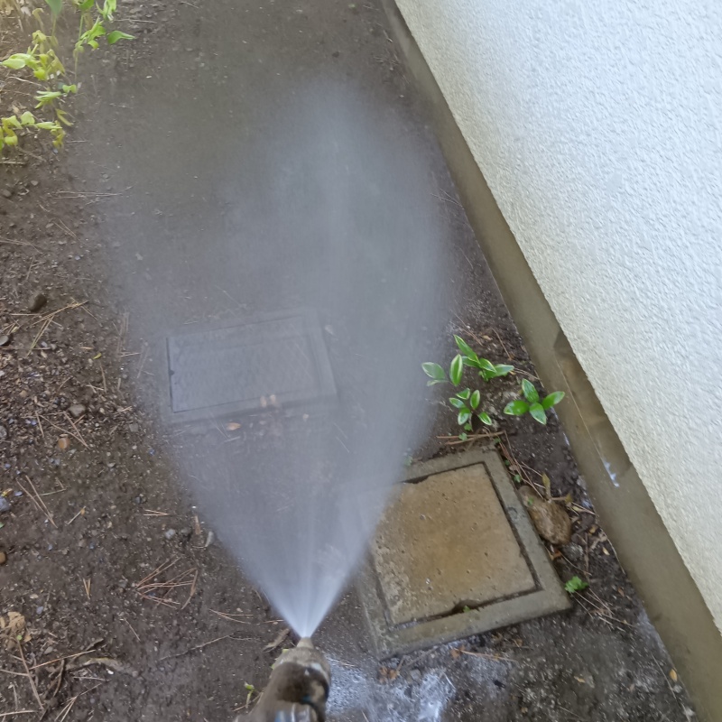 基礎まわりにシロアリ駆除剤を散布する様子