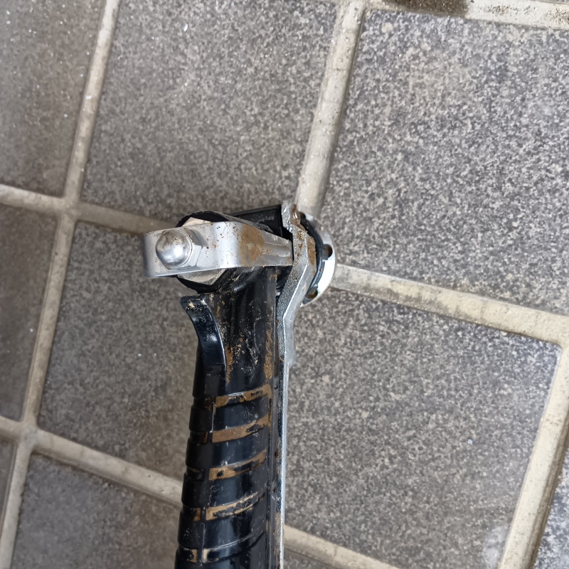玄関の床にシロアリ駆除を注入する様子