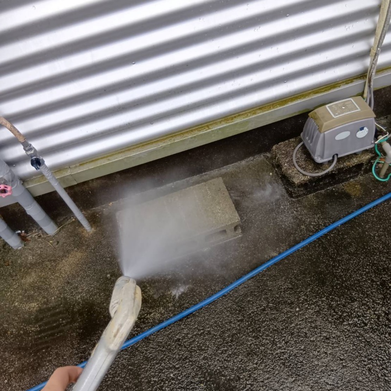基礎まわりに防蟻剤を散布する様子