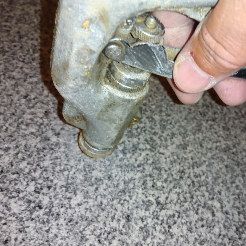 玄関の床に防蟻剤を注入する様子