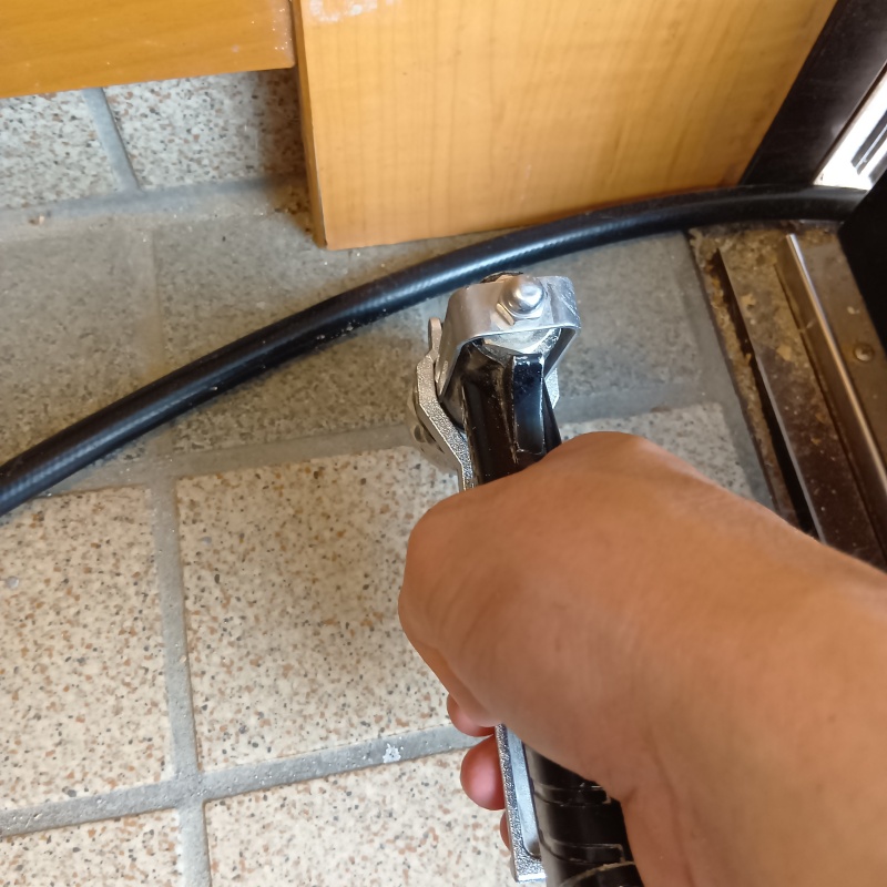 玄関の床にシロアリ駆除剤を注入する様子