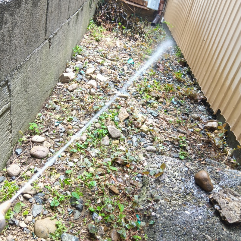 建物外周の土壌にシロアリ駆除剤を散布