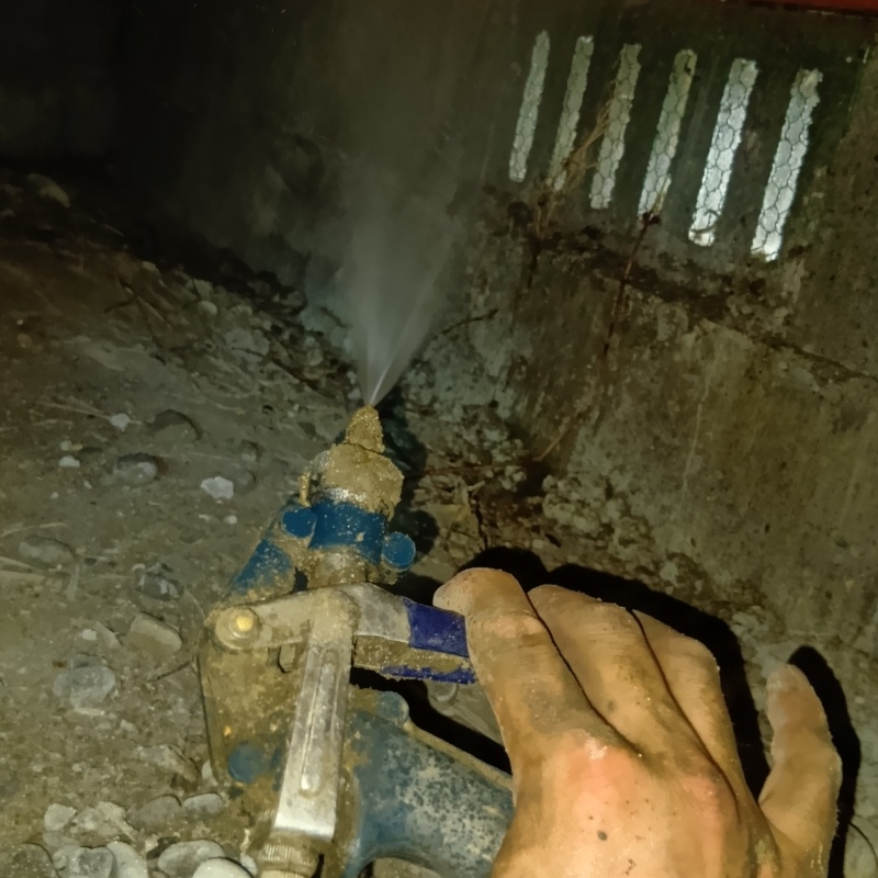 床下木材に防蟻剤を散布