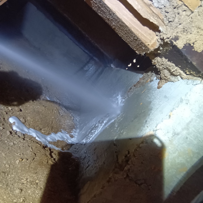 床下基礎にシロアリ駆除剤を散布