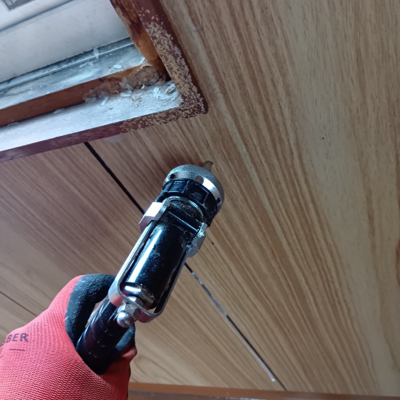 壁材にシロアリ駆除剤を注入