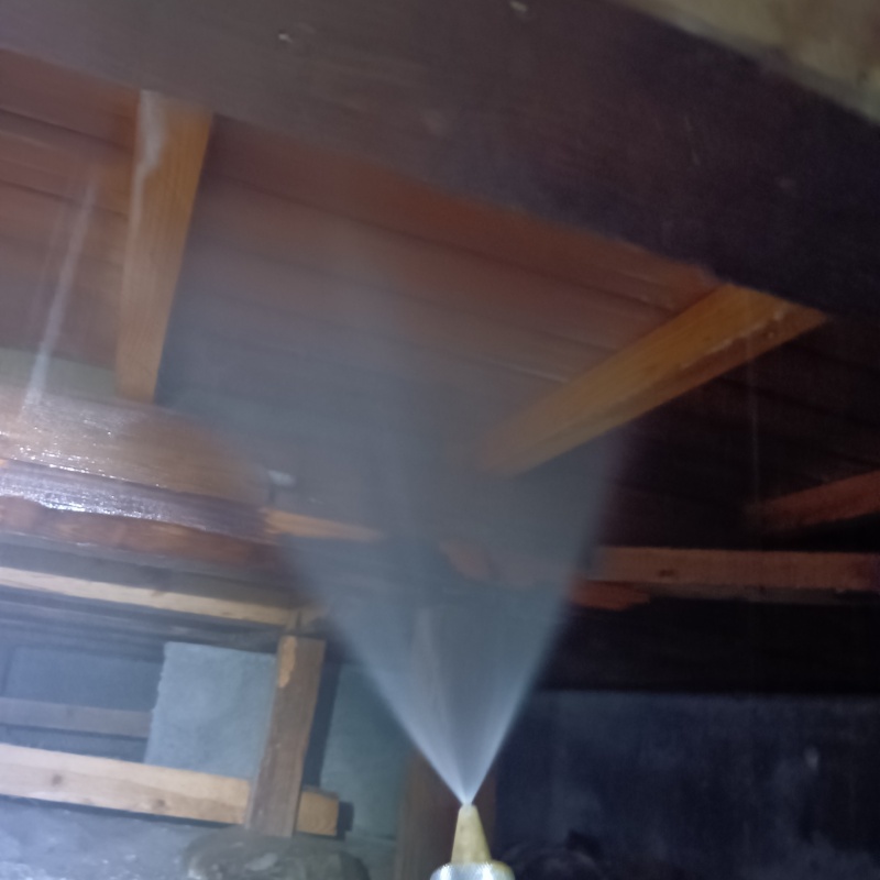 床下木材にシロアリ駆除剤を散布