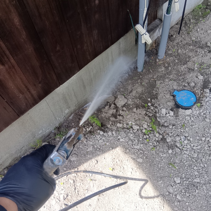 基礎まわりにシロアリ駆除剤を散布