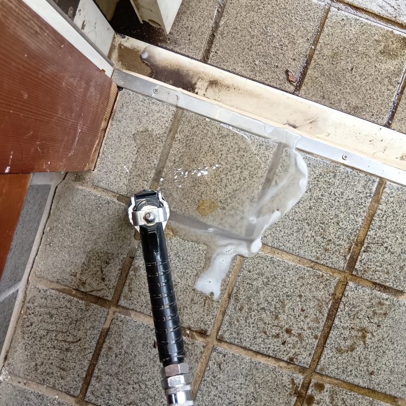 土間の床にシロアリ駆除剤を注入