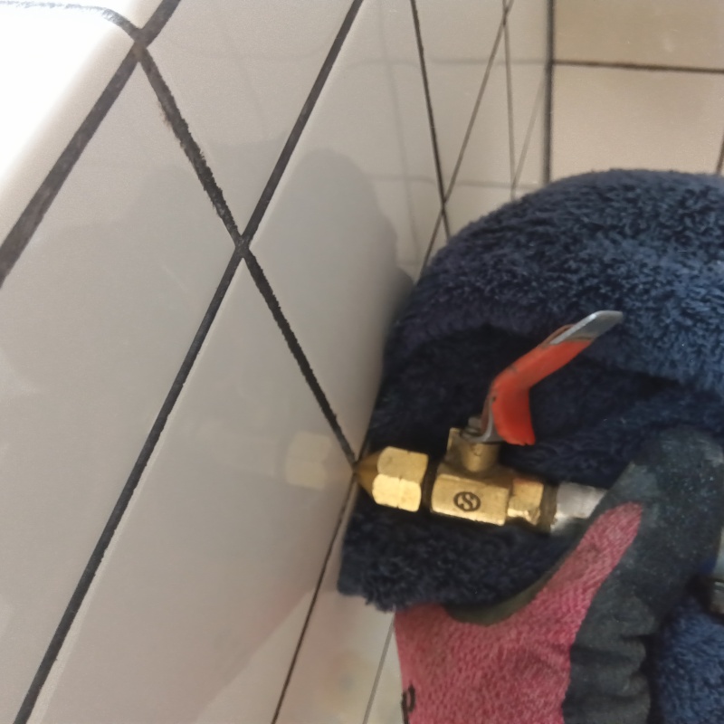 壁材にシロアリ駆除剤を注入