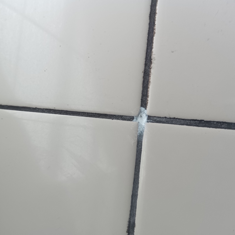 開けた穴をパテで補修