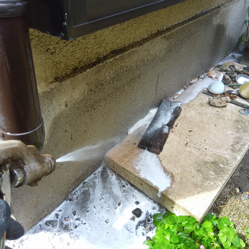 基礎まわりにシロアリ駆除剤を散布