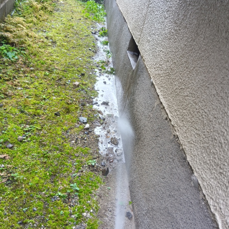 建物外周の土壌にシロアリ駆除剤を散布